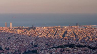 tibidabo Dağı barcelona şehir manzarası günbatımı sırasında zaman atlamalı 
