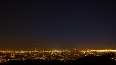 zaman atlamalı barcelona şehir siluetinin gece boyunca