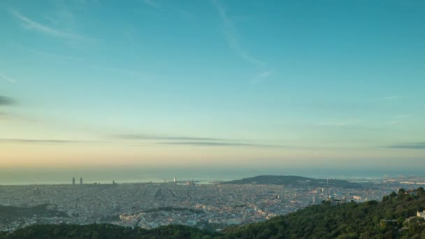 美しい Lightac とバルセロナ市のスカイラインの日の出タイムラプス — ストック動画