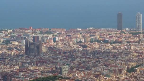午後には美しい光バルセロナ市街のスカイラインのタイムラプスをパン — ストック動画