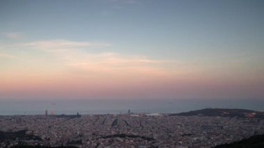 tibidabo Dağı barcelona şehir manzarası günbatımı sırasında zaman atlamalı 