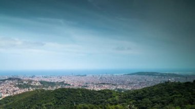 zaman atlamalı barcelona şehir siluetinin güzel ışık ile öğleden sonra