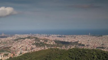 zaman atlamalı barcelona şehir siluetinin güzel ışık ile öğleden sonra