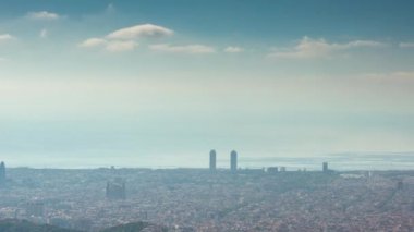 zaman atlamalı barcelona şehir siluetinin güzel ışık ile öğleden sonra