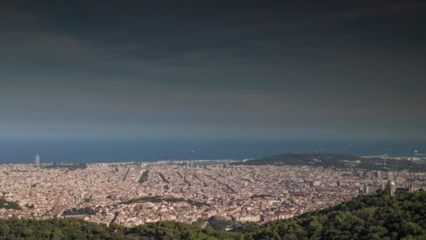 Zaman Atlamalı Barcelona Şehir Siluetinin Güzel Işık Ile Öğleden Sonra — Stok video