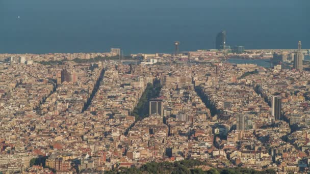 午後には美しい光バルセロナ市街のスカイラインの時間経過 — ストック動画