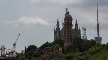 tibidabo eğlence parkı ve Barselona şehrinin bakan tapınak Expiatori del Sagrat Cor rides Timelapse