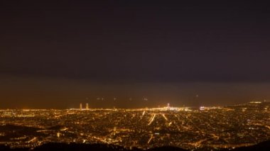 zaman atlamalı barcelona şehir siluetinin gece boyunca