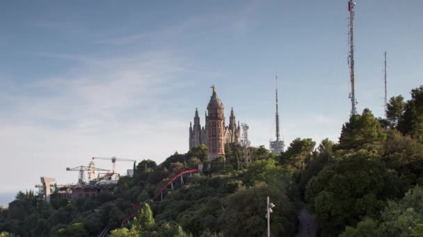 Timelapse Rides Tibidabo Amusement Park Temple Expiatori Del Sagrat Cor — Stock Video