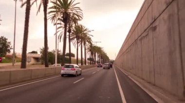 Şehirdeki yolda araba bulanıklaştı.