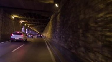 Barcelona tünelde ışık ile devam arabalar.