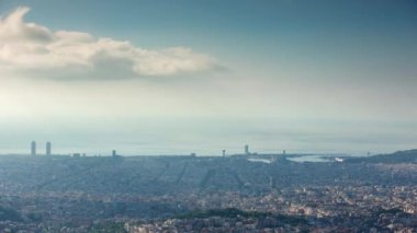 Barselona şehir manzarası güzel ışık ile sabahın erken saatlerinde Timelapse