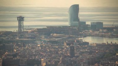 Barcelona - Temmuz 2017: Zaman atlamalı vurdu tibidabo dağdan, İspanya Barcelona'da binaların
