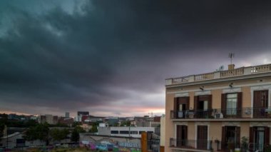 bir apartmanın surround barcelona poblenou bölgesinde terkedilmiş karadan günbatımı timelapse atış