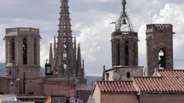 barcelona çatılara karışık hava gün güneş ve fırtına Timelapse vurdu. Bu atışı Gotik Katedrali üzerinde duruluyor