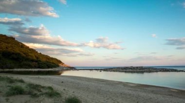 Sahilde güzel bir gün batımı mavi gökyüzü