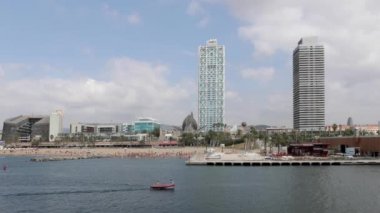 Barcelona - Temmuz 2017 - tekne ve ikiz kuleler Port Olimpiyat, Barcelona