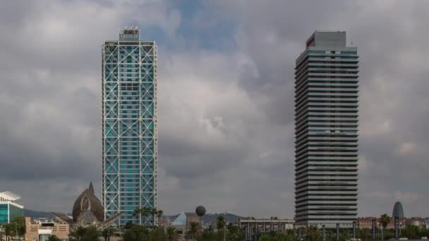 Boten Twin Towers Port Olympic Barcelona — Stockvideo