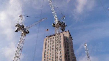 Londra'da bina bir kule üzerinde vinçler doğru bakarken