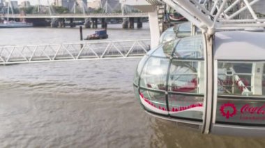 Londra - 18 Temmuz 2016: İçinde London eye, Londra arka planda şehir manzarası.