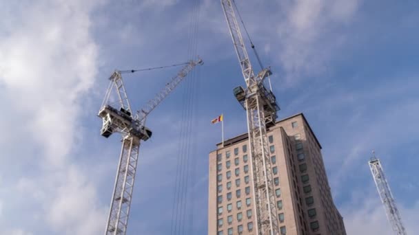 Olhando Para Cima Direção Guindastes Que Trabalham Edifício Torre Londres — Vídeo de Stock
