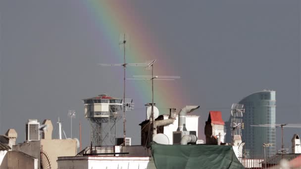 Timelapse 在市中心的一个露台拍摄巴塞罗那的屋顶 今天的天气是太阳和暴风雨的混合 在地平线上创造了美丽的彩虹 — 图库视频影像