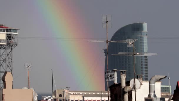 バルセロナ市内中心部のテラスから撮影の屋根のタイムラプス撮影 天気この日が太陽のミックスと嵐がスカイラインで美しい虹を作成 — ストック動画