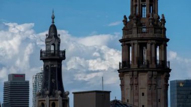 Barselona şehir merkezinde terasından vurdu, çatıları