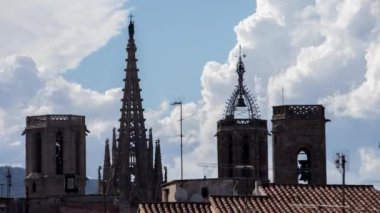 barcelona çatılara karışık hava gün güneş ve fırtına Timelapse vurdu. Bu atışı Gotik Katedrali üzerinde duruluyor