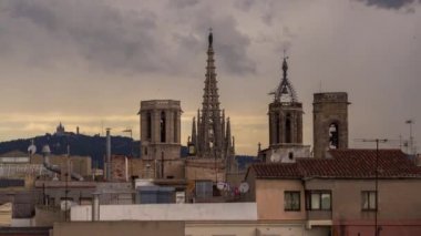 barcelona çatılara karışık hava gün güneş ve fırtına Timelapse vurdu. Bu atışı Gotik Katedrali üzerinde duruluyor