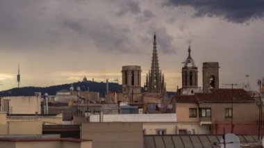 barcelona çatılara karışık hava gün güneş ve fırtına Timelapse vurdu. Bu atışı Gotik Katedrali üzerinde duruluyor