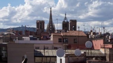 barcelona çatılara karışık hava gün güneş ve fırtına Timelapse vurdu. Bu atışı Gotik Katedrali üzerinde duruluyor