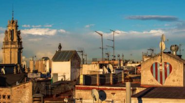 Barcelona - Haziran 2017: timelapse barcelona çatılarına bir kadeh. Hava bu gün güneş ve fırtına ilginç ve güzel gökyüzü, Barselona, İspanya, oluşturma bir karışımı oldu.