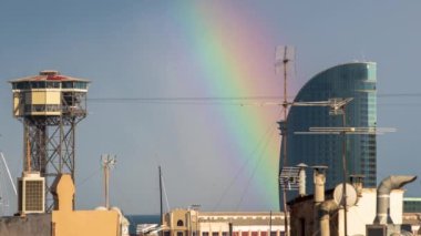 zaman atlamalı rooftops Barselona şehir merkezinde bir terasından vurdu bir kadeh. Hava bu gün güneş bir karışımı ve güzel bir gökkuşağı manzarası içinde fırtınalar yaratır