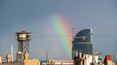 zaman atlamalı rooftops Barselona şehir merkezinde bir terasından vurdu bir kadeh. Hava bu gün güneş bir karışımı ve güzel bir gökkuşağı manzarası içinde fırtınalar yaratır