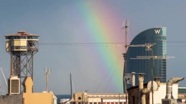 Barcelona - Haziran, 2017: zaman atlamalı barcelona vurdu. Hava bu gün güneş bir karışımı ve güzel bir gökkuşağı manzarası içinde fırtınalar yaratır