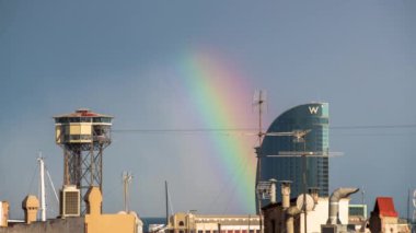 Barcelona - Haziran, 2017: zaman atlamalı barcelona vurdu. Hava bu gün güneş bir karışımı ve güzel bir gökkuşağı manzarası içinde fırtınalar yaratır