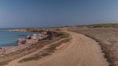 Off road araç sürüş yollar ve yollar Sardinya ön bağlı kameradan POV shot