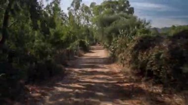 Bir off road ön ekli bir kamera çekim Pov araç güzel yollar ve yollar Sardinya ile sürüş