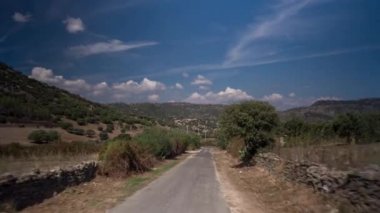 Bir off road ön ekli bir kamera çekim Pov araç güzel yollar ve yollar Sardinya ile sürüş
