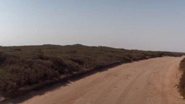 Off road araç sürüş yollar ve yollar Sardinya ön bağlı kameradan POV shot