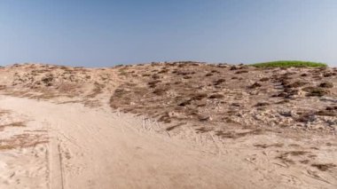 Off road araç sürüş yollar ve yollar Sardinya ön bağlı kameradan POV shot