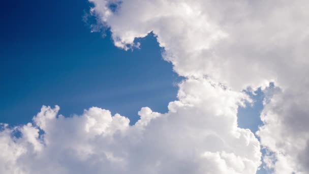Rayos Luz Solar Rompiendo Nubes Blancas — Vídeo de stock