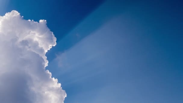 Rayos Luz Solar Rompiendo Nubes Blancas — Vídeo de stock
