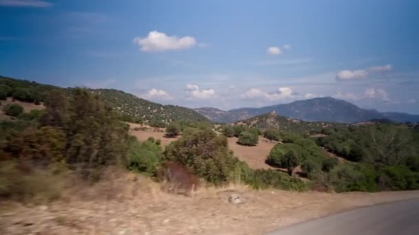 通过在撒丁岛美丽的小径和路径驾驶的一辆车前面的摄像头拍摄的视角 — 图库视频影像