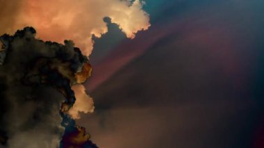 Gökyüzünde hareket eden renkli bulutların zamanlaması 