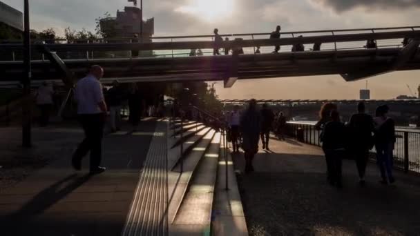 Personas Borrosas Caminando Ciudad Por Noche — Vídeo de stock