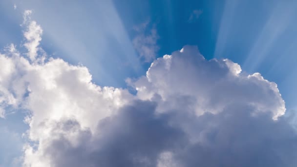 Rayos Luz Solar Rompiendo Nubes Blancas — Vídeos de Stock