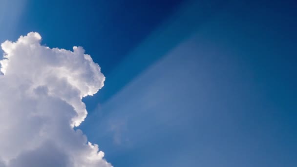 Rayos Luz Solar Rompiendo Nubes Blancas — Vídeo de stock