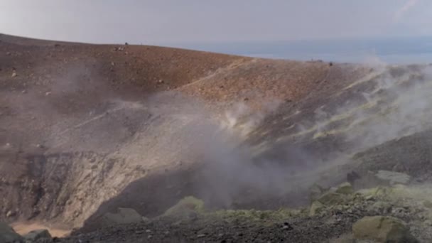 イタリア シチリア島の海岸定数硫黄島火山ガスのクレーターの通気孔を通って来る — ストック動画